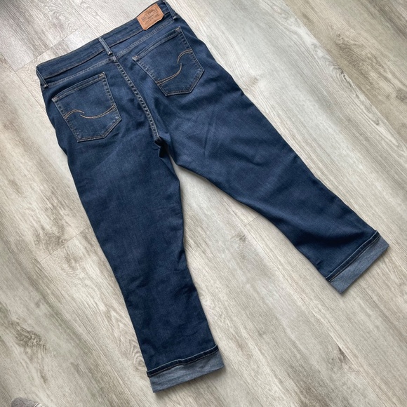 Levi Strauss & Co. Mid-Rise Slim Fit Capris | Size: 6 - Picture 5 of 12
